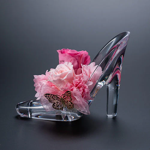 プロポーズにおすすめなピンクのプリザーブドフラワーをあしらったシンデレラの靴