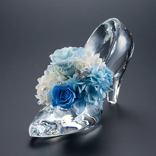 プロポーズにおすすめな青系のプリザーブドフラワーをあしらったシンデレラの靴