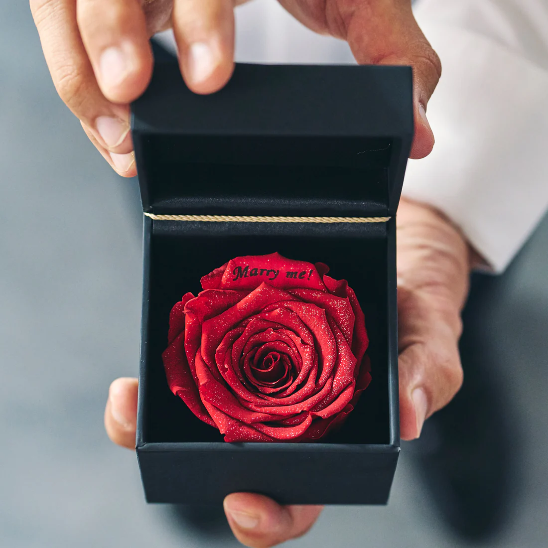プロポーズ用のダイヤモンドフラワーで黒い小箱の中に赤い薔薇の花とメッセージが入っている