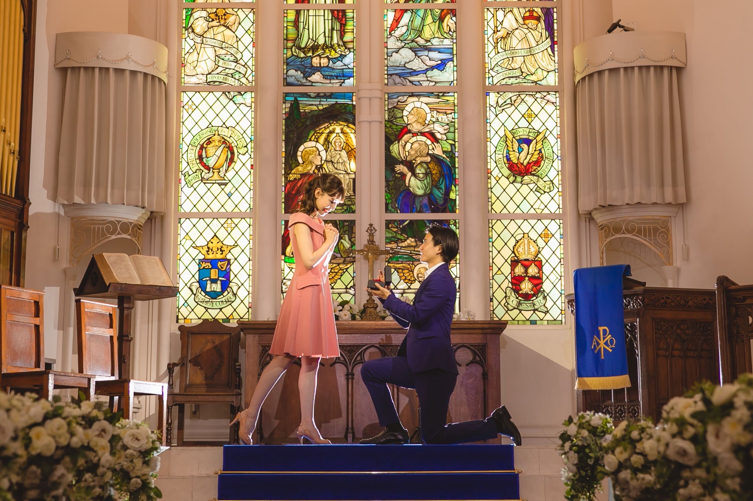 教会の主祭壇でプロポーズするカップル