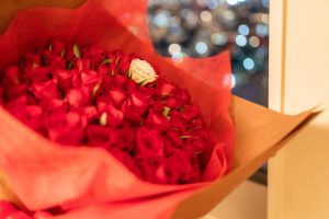 プロポーズに最適な赤いバラの花束