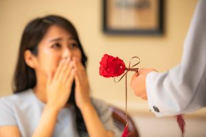 プロポーズでお花を貰い感激する女性