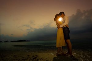 在海边一边眺望美丽的星空和夜景，一边求婚的情景很受欢迎。
