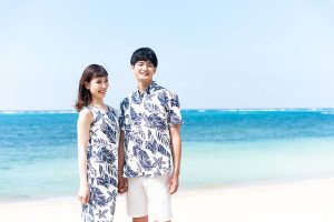 阳光明媚的日子，以冲绳大海为背景拍摄订婚照