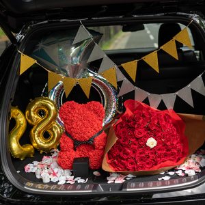 トランクサプライズでは定番　バラの花束とデコレーションでロマンティックな車プロポーズを