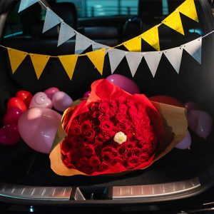 トランクサプライズでは定番　バラの花束でロマンティックなプロポーズを