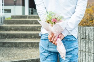サプライズの為にプロポーズの花束を隠す方法