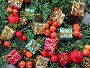 クリスマス用のもみの木や柊の実 プレゼントの小箱の飾り