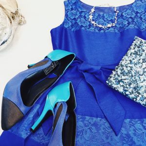 青いドレスとハイヒールのコーディネイト