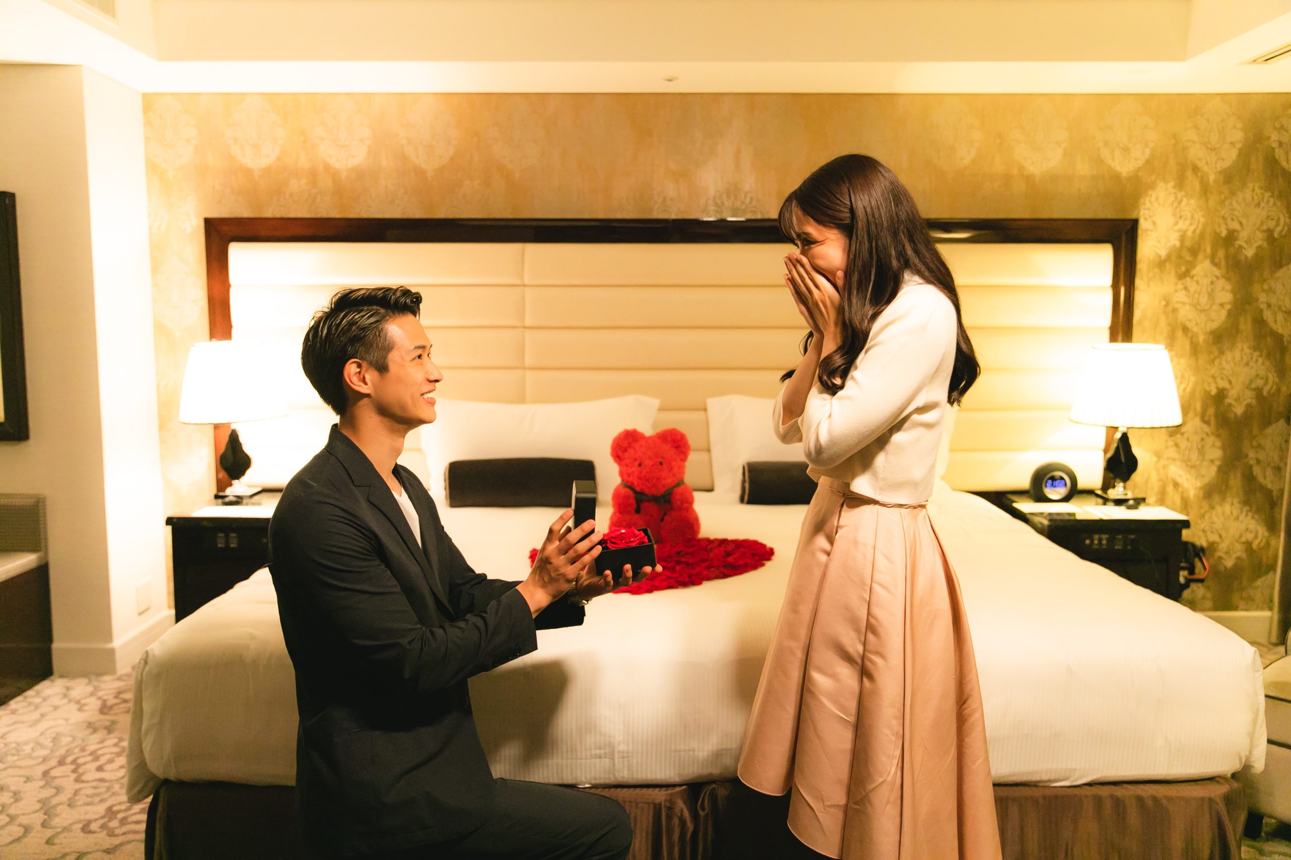 ホテルで男性からプロポーズされ感激する女性
