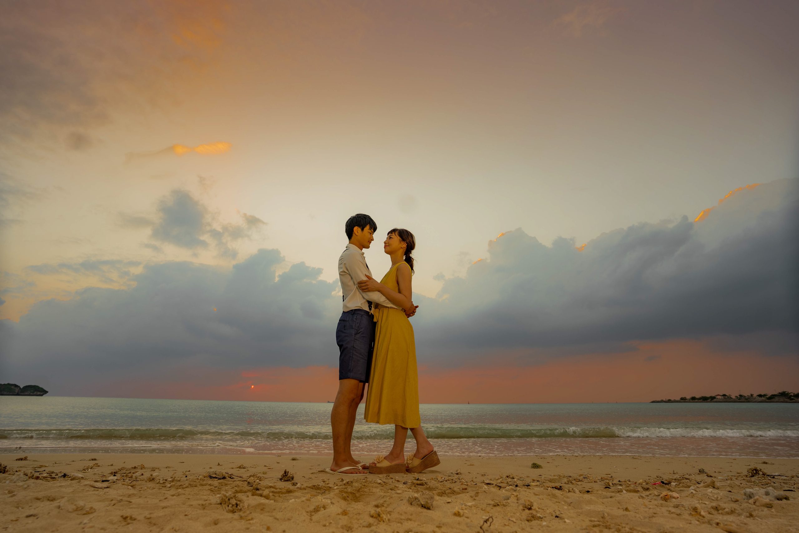 以冲绳海为背景的订婚照拍摄