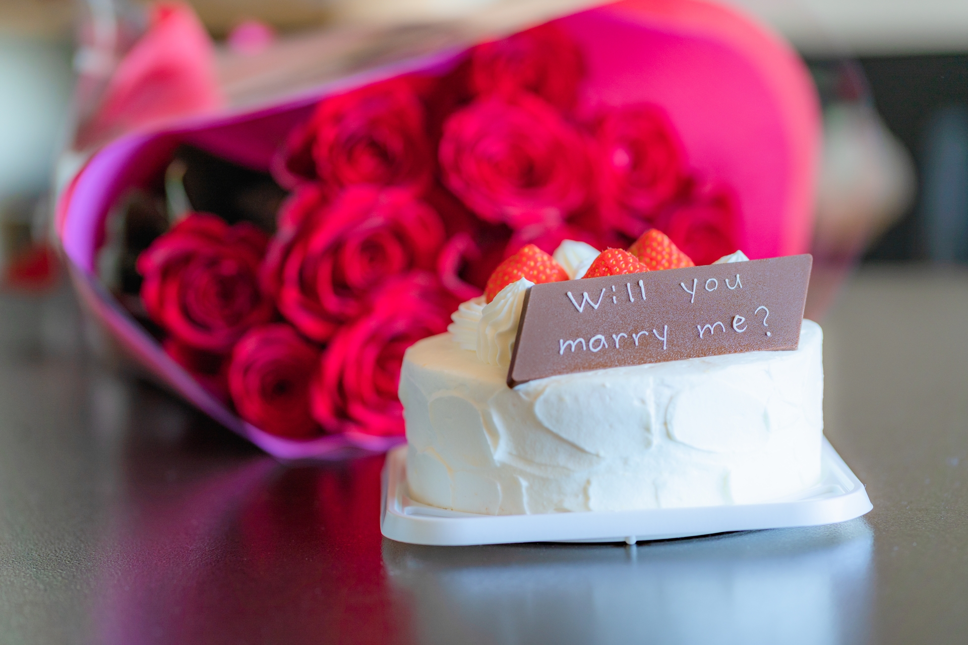 サプライズプロポーズ用のケーキと花束