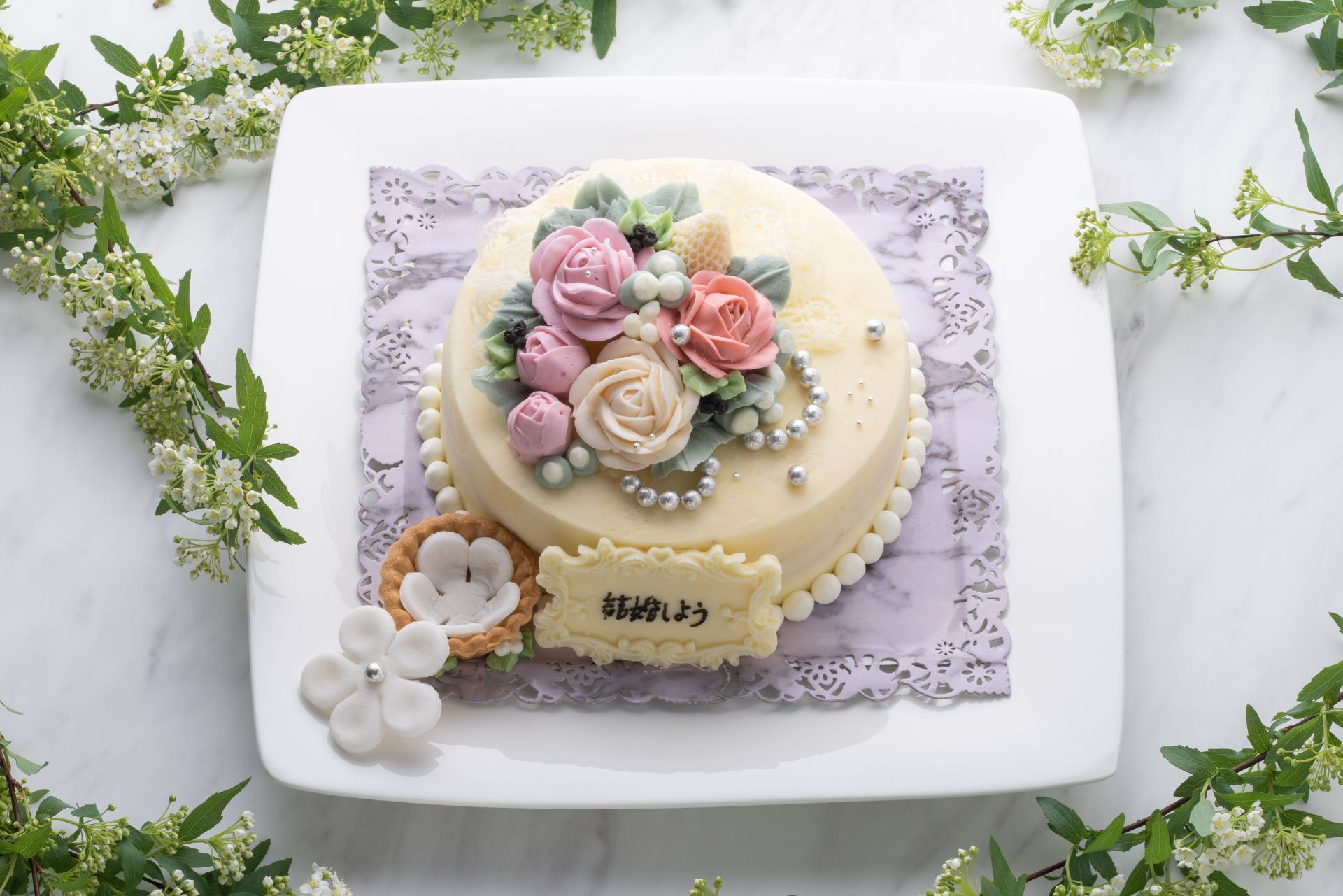 プロポーズ用のメッセージを添えたケーキ