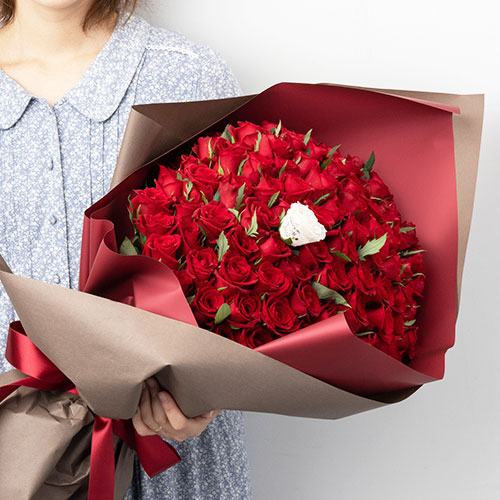 プロポーズ用の108本の薔薇の花束で中に１輪だけ花びらメッセージの入った白い薔薇もある