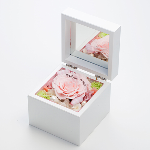 プロポーズにおすすめなオルゴールフラワーで白い小箱の中にピンクのプリザーブドフラワーの薔薇とメッセージが入っている