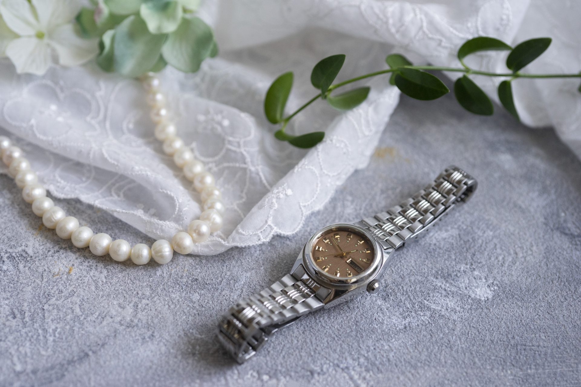 プロポーズにおすすめのパールのネックレスと腕時計