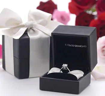 リングケースの中で輝く「エクセルコダイヤモンド」の婚約指輪