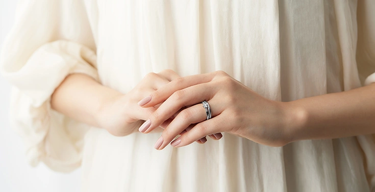 プロポーズの婚約指輪をつけた手