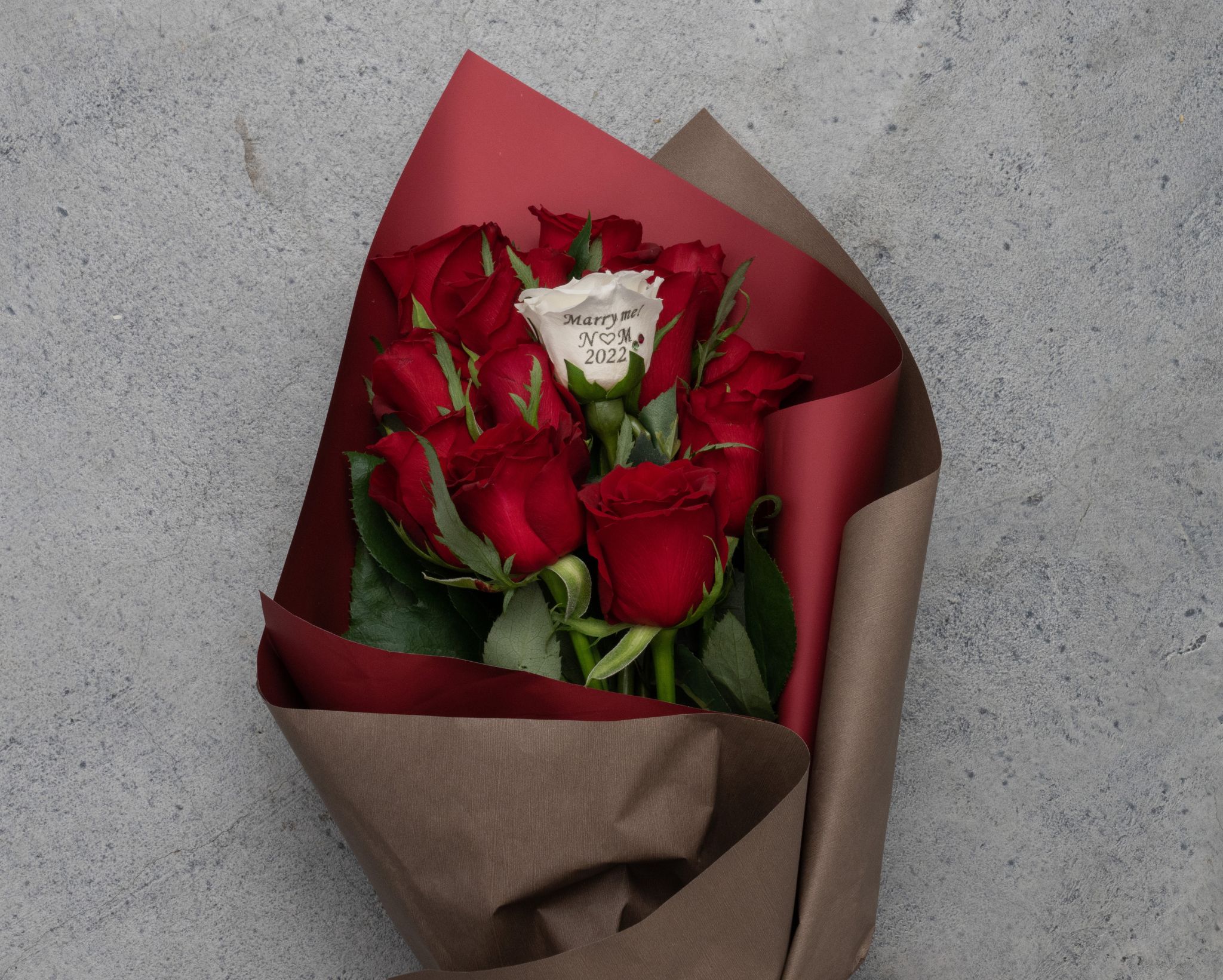 プロポーズで人気の赤いバラの花束