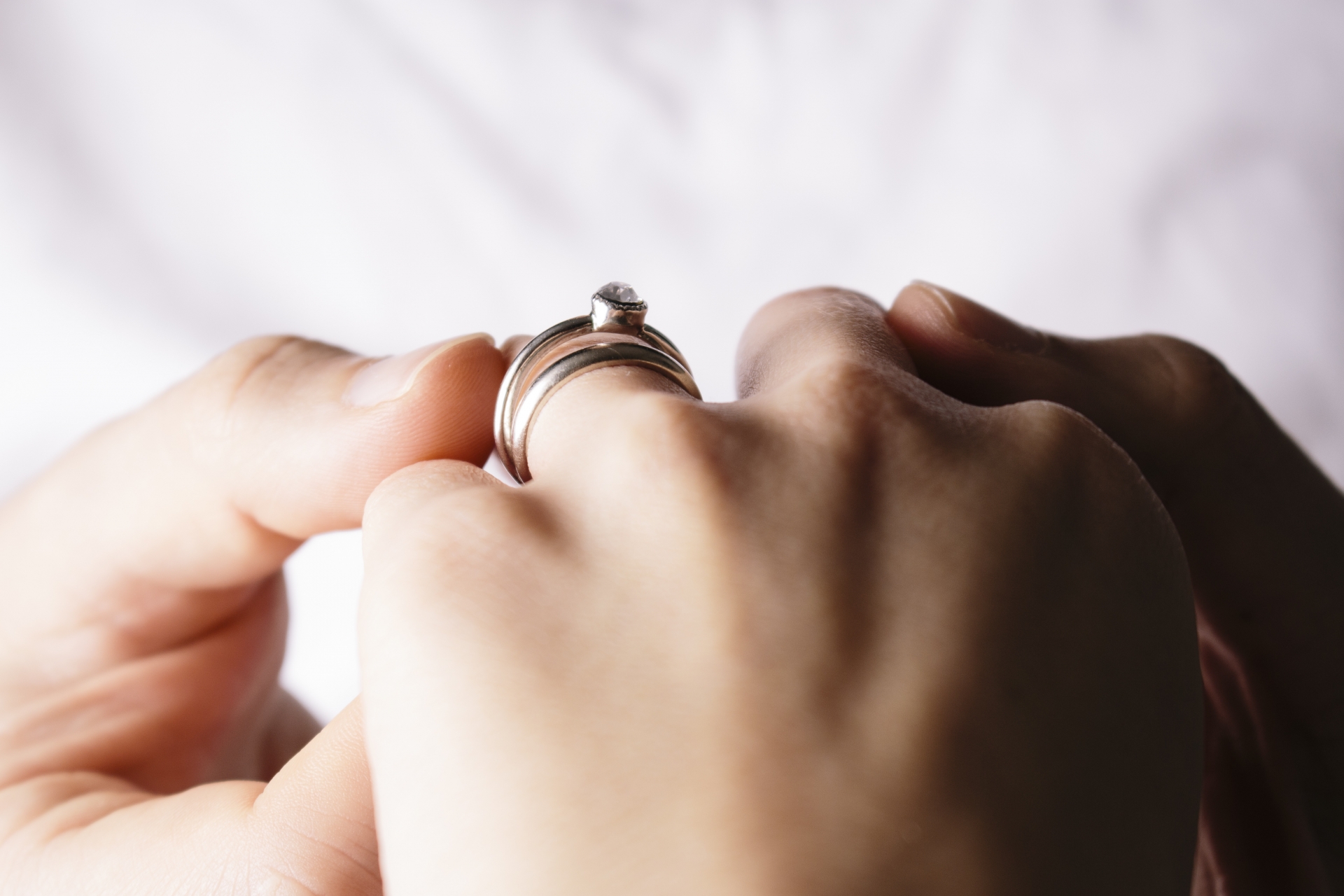 パートナーにプロポーズの指輪を贈る