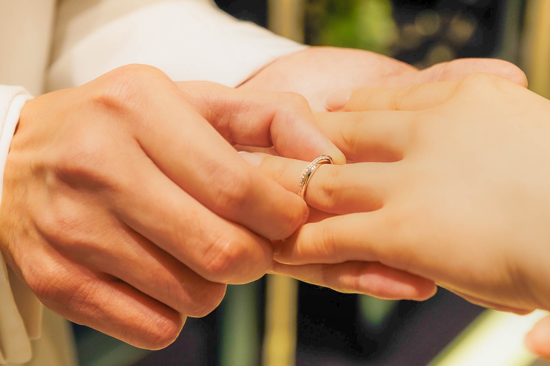 新婦の左手薬指に結婚指輪をはめる新郎
