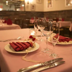 「オステリア ガウダンテ」の赤色を基調としたテーブルセッティング