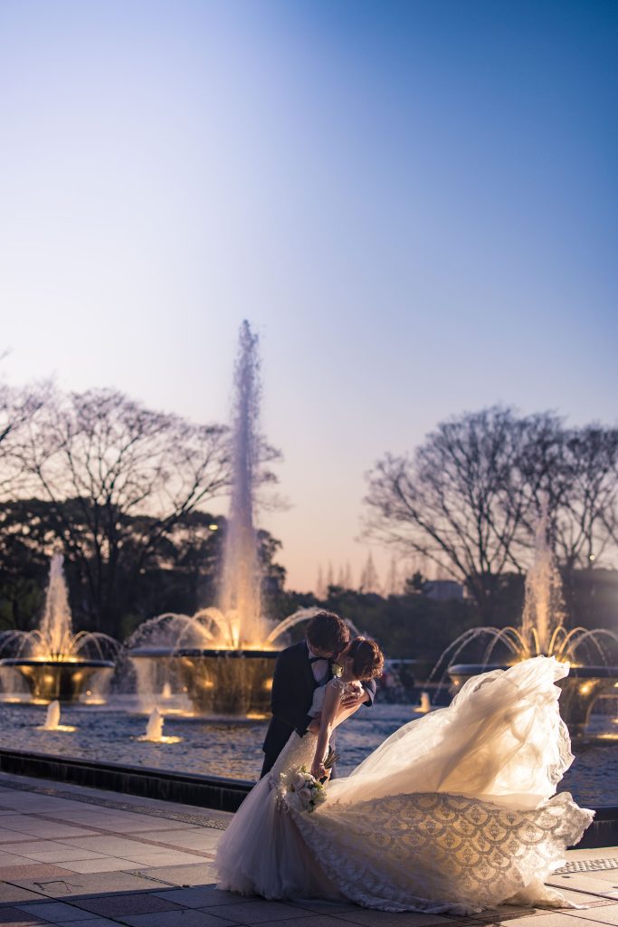 和田倉噴水公園でウェディングフォト撮影する新婚カップル