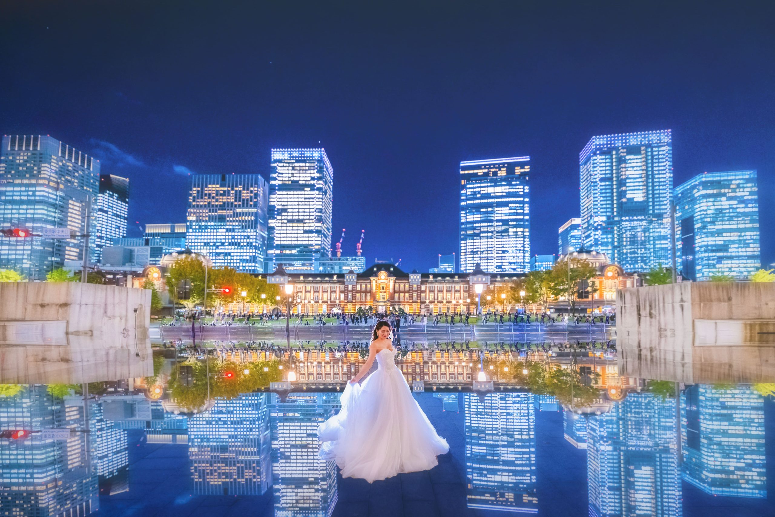 夜の東京駅と夜景をバックに撮影したロマンティックな前撮り写真