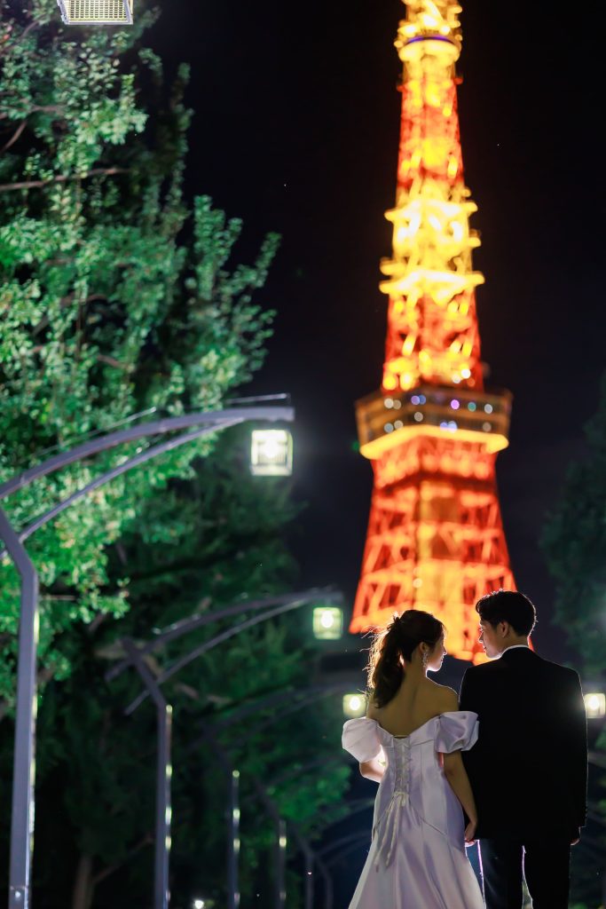 芝公園でウェディングフォト撮影する新婚カップル