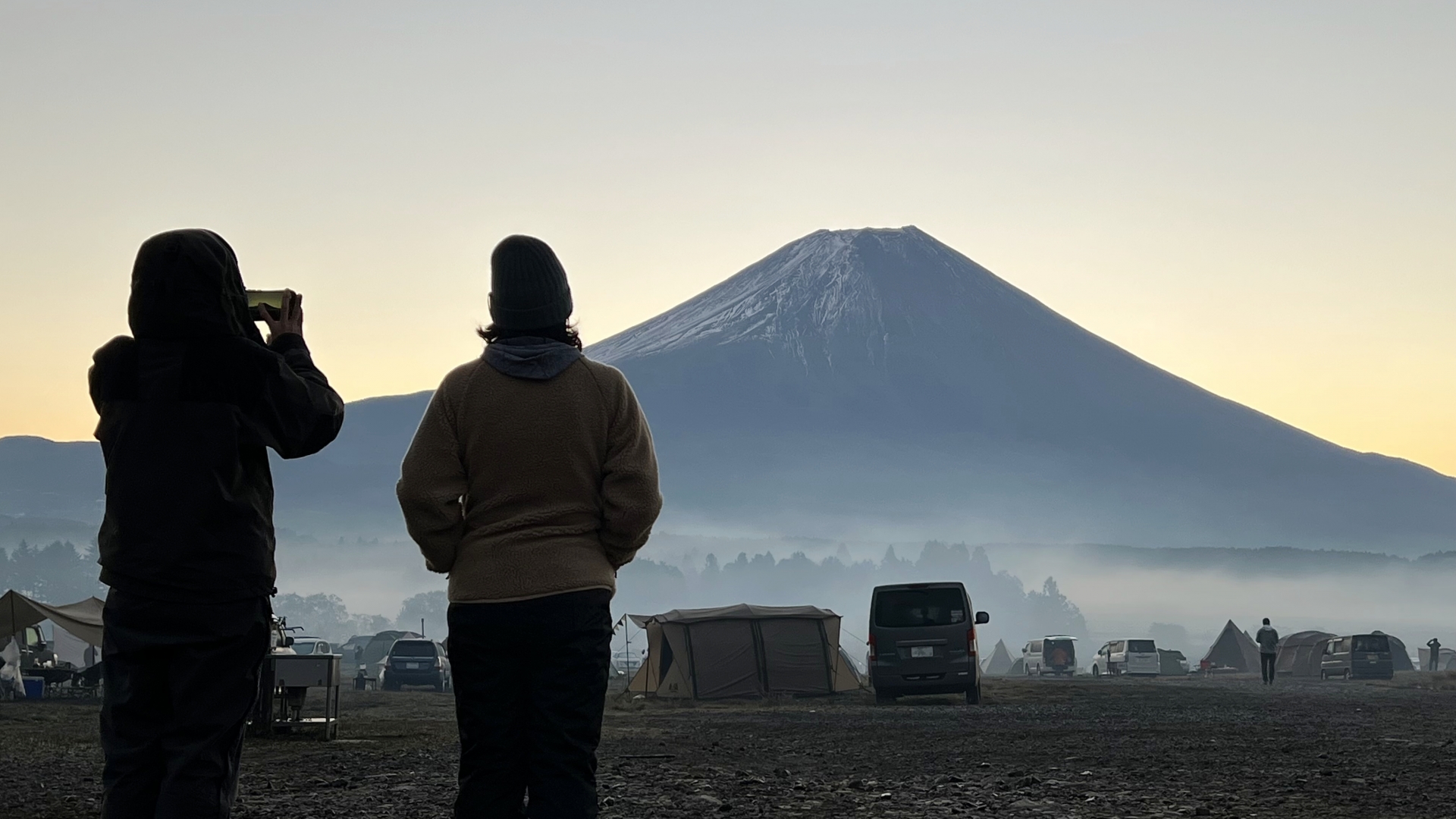 旅行中に富士山の写真を撮る、プロポーズ前のカップル