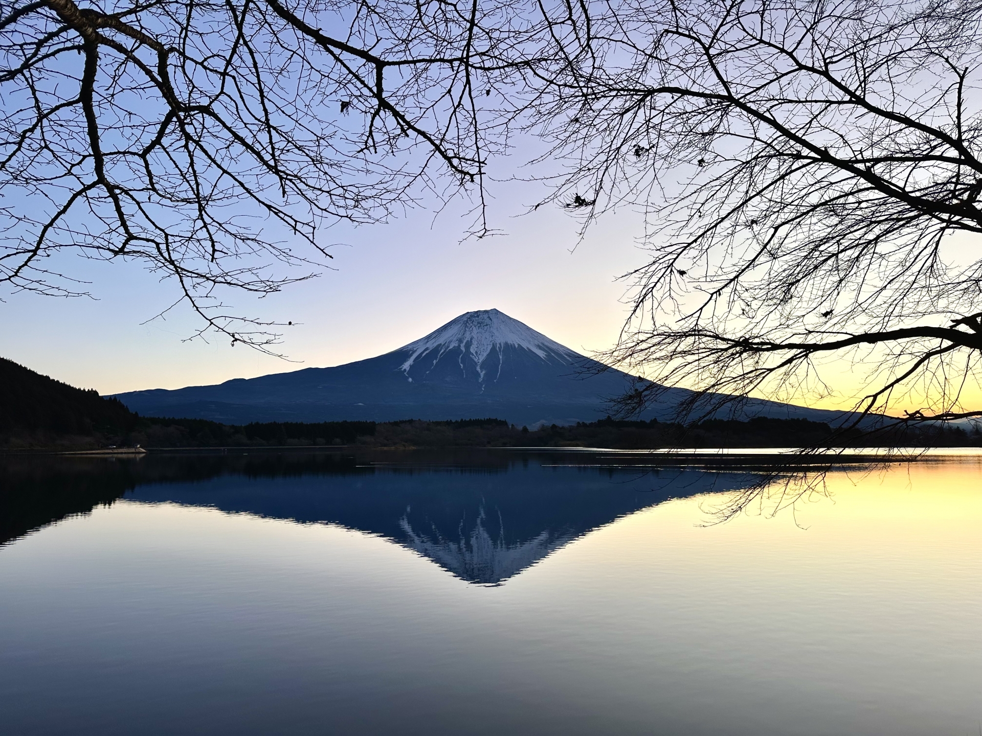 逆さ富士を楽しめるプロポーズスポット