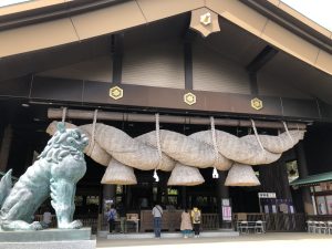 縁結びの聖地でプロポーズの場所として人気の出雲大社の狛犬と大しめ縄