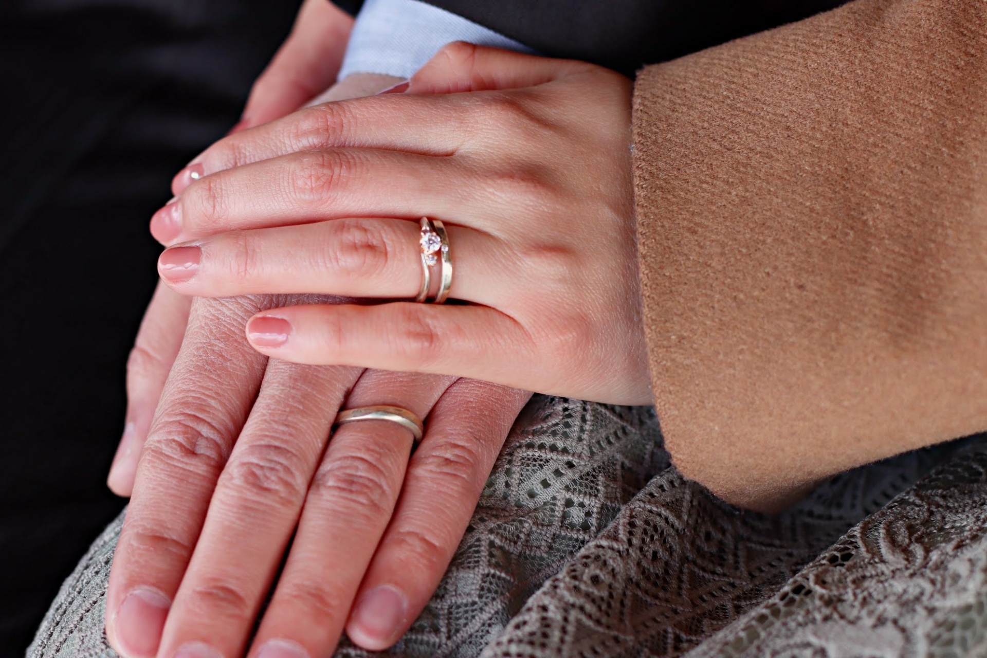 婚約指輪と結婚指輪をはめた新郎新婦