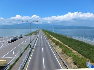 長崎県のプロポーズスポットとして人気の諫早湾干拓堤防道路