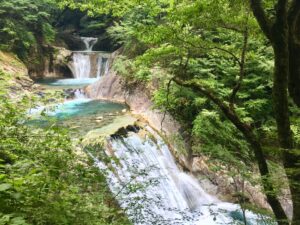 山梨県のプロポーズスポットとして人気の七ツ釜五段の滝