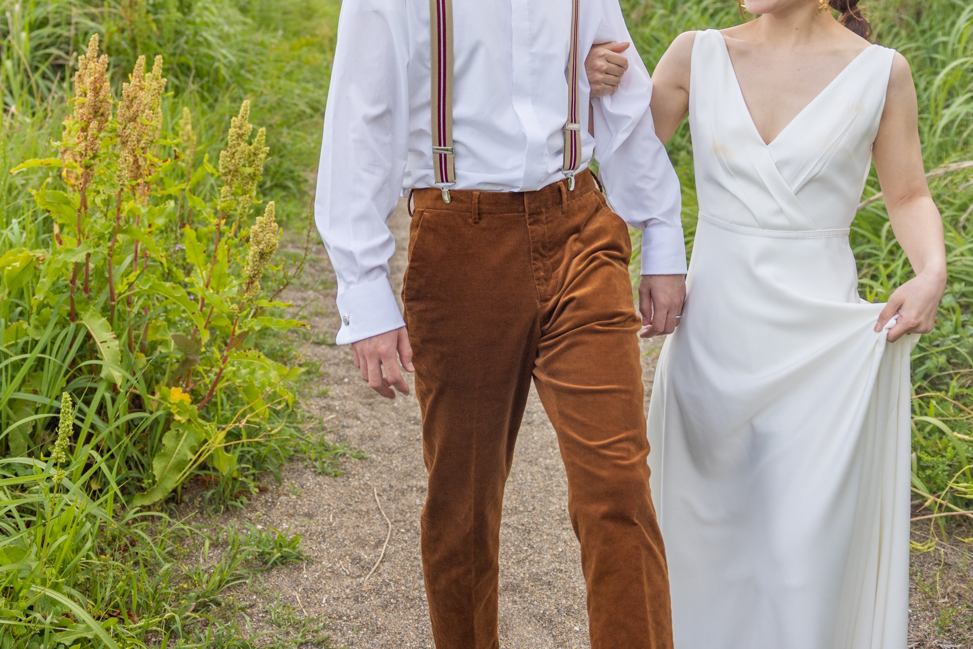 野山で撮影されたナチュラルなウェディングフォト