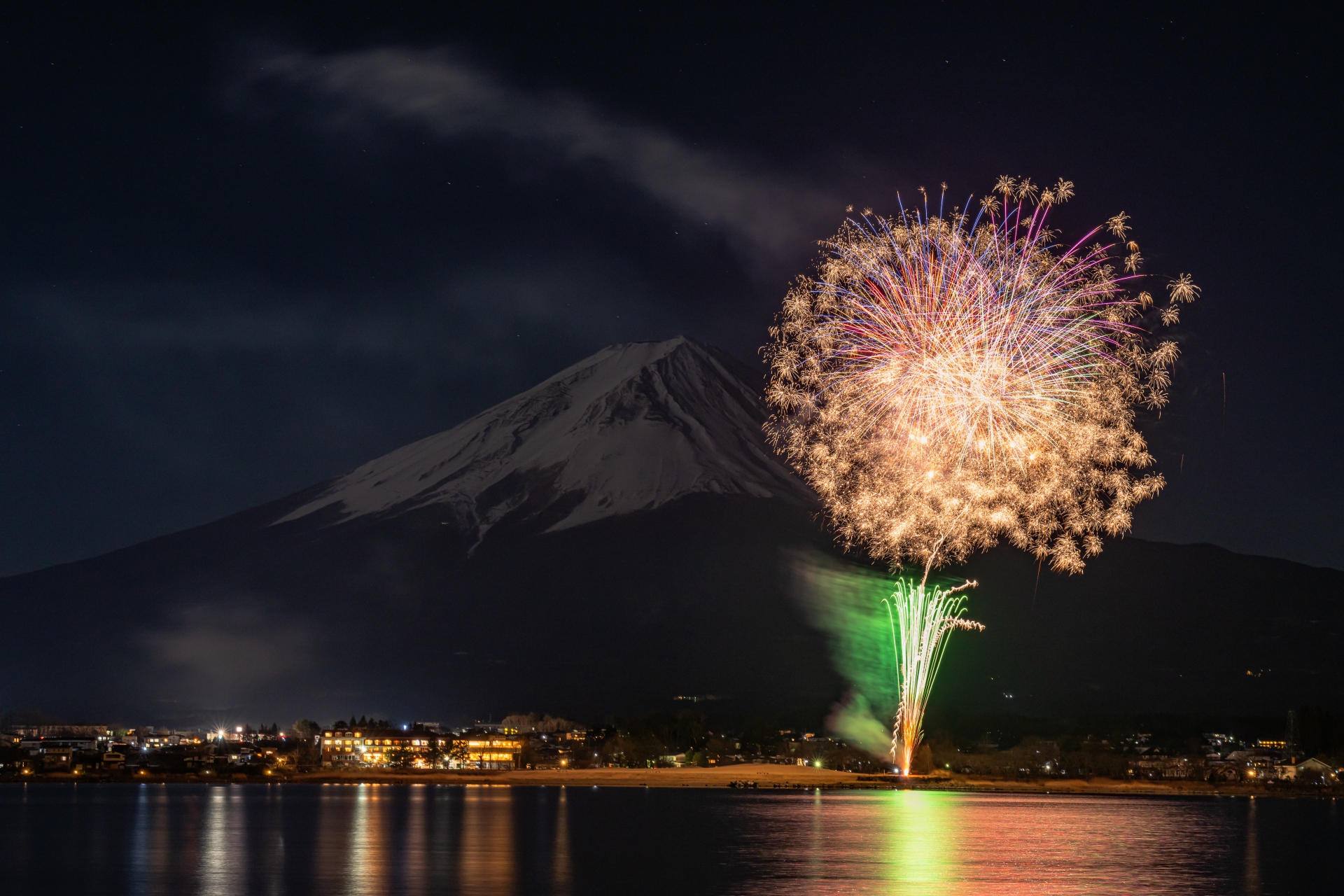 富士山をバックにした花火大会_山梨のおすすめのプロポーズスポット