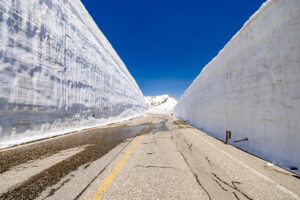 富山県でプロポーズスポットとして人気の雪の大谷