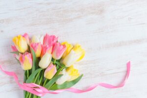 ピンクと黄色と白のチューリップの花束