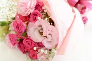 バラとかすみ草とトルコキキョウの花束