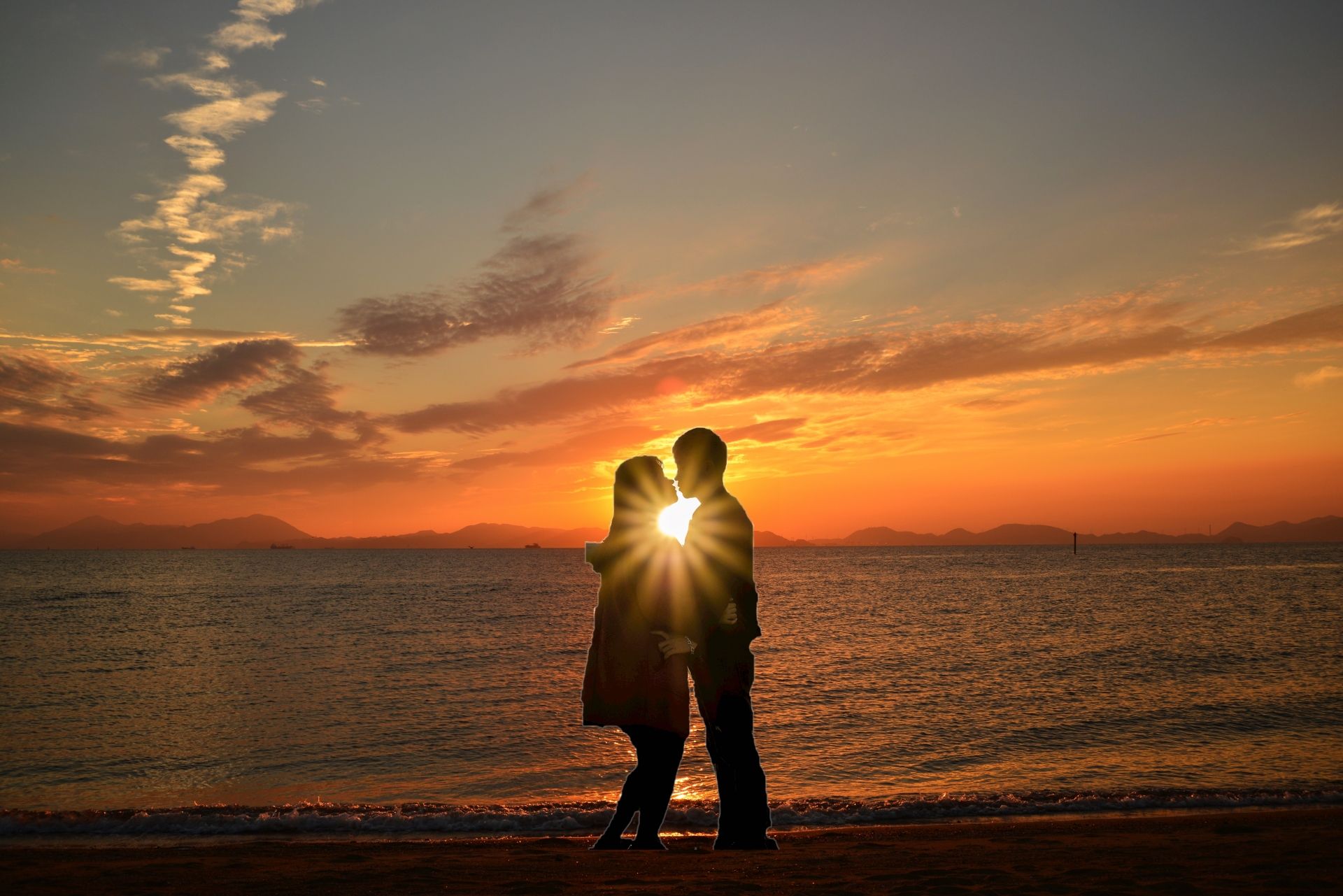 山口のプロポーズスポットで夕日をバックにプロポーズするカップル