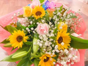 ヒマワリとバラとユリ、かすみ草の花束