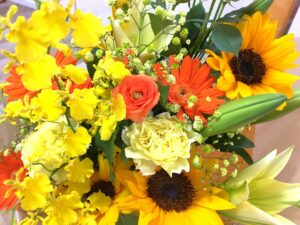 ひまわりとオンシジューム、ユリ、ガーベラの花束