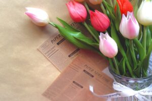 赤と白とピンクのチューリップの花束