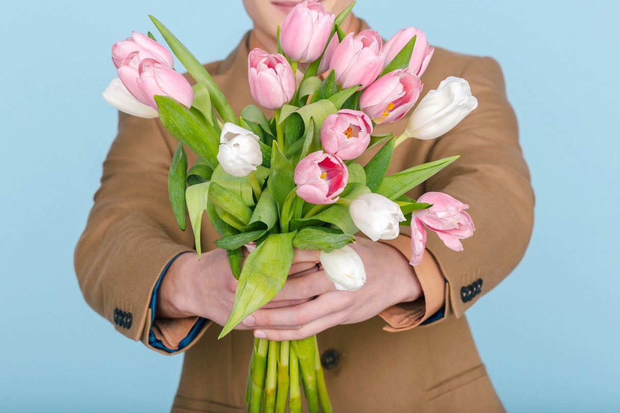 想いが伝わる白とピンクのチューリップの花束