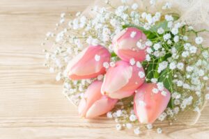 ピンクのチューリップと白いかすみ草のブーケ