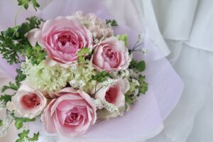 バラとトルコキキョウの花束