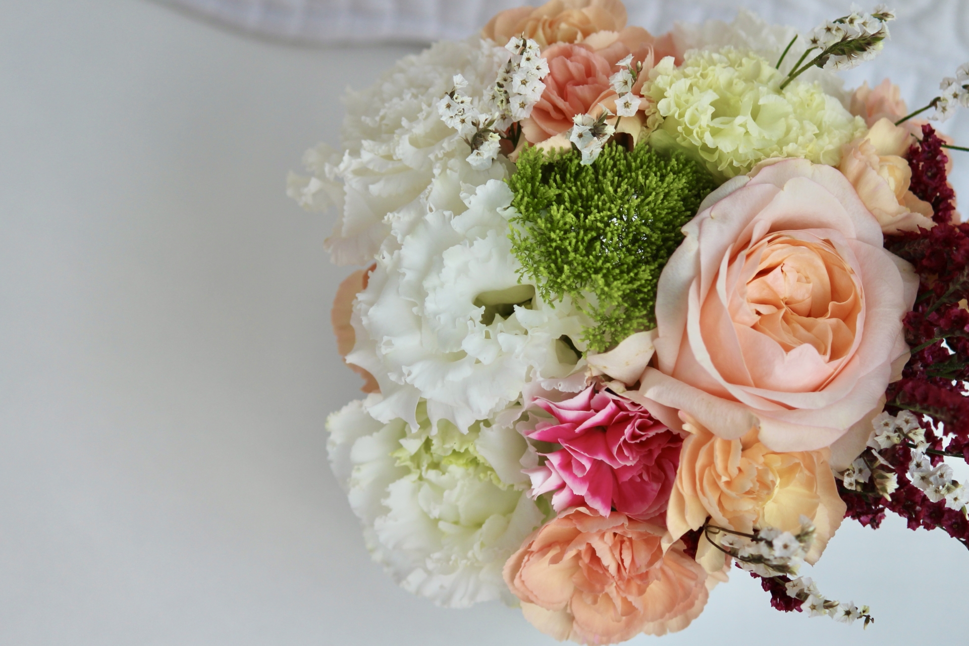 オレンジのバラとピンクのカーネーション、白いトルコキキョウ、ハイブリッドチースの花束