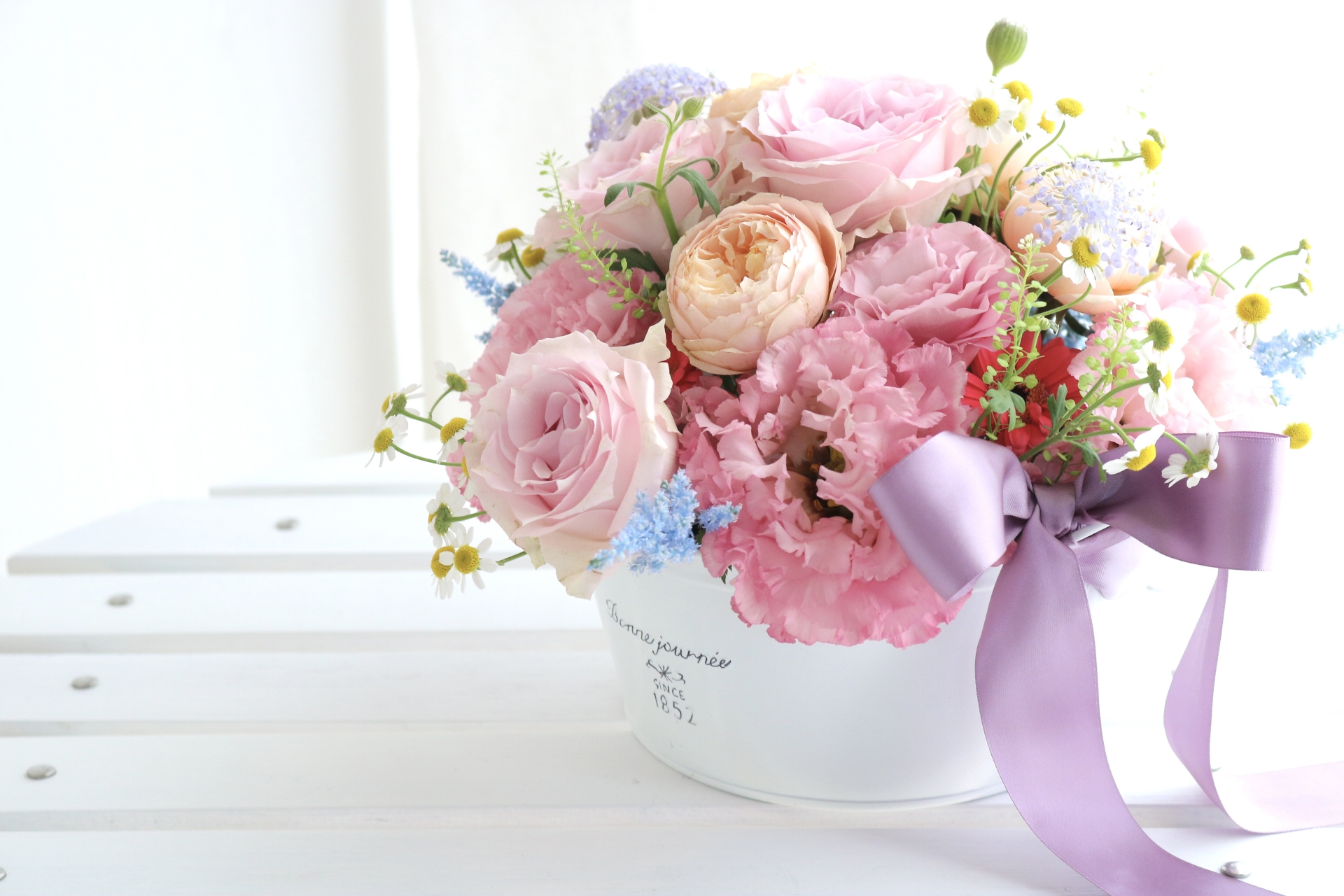 トルコキキョウとバラ、マトリカリアのパステルカラーのフラワーアレンジメント