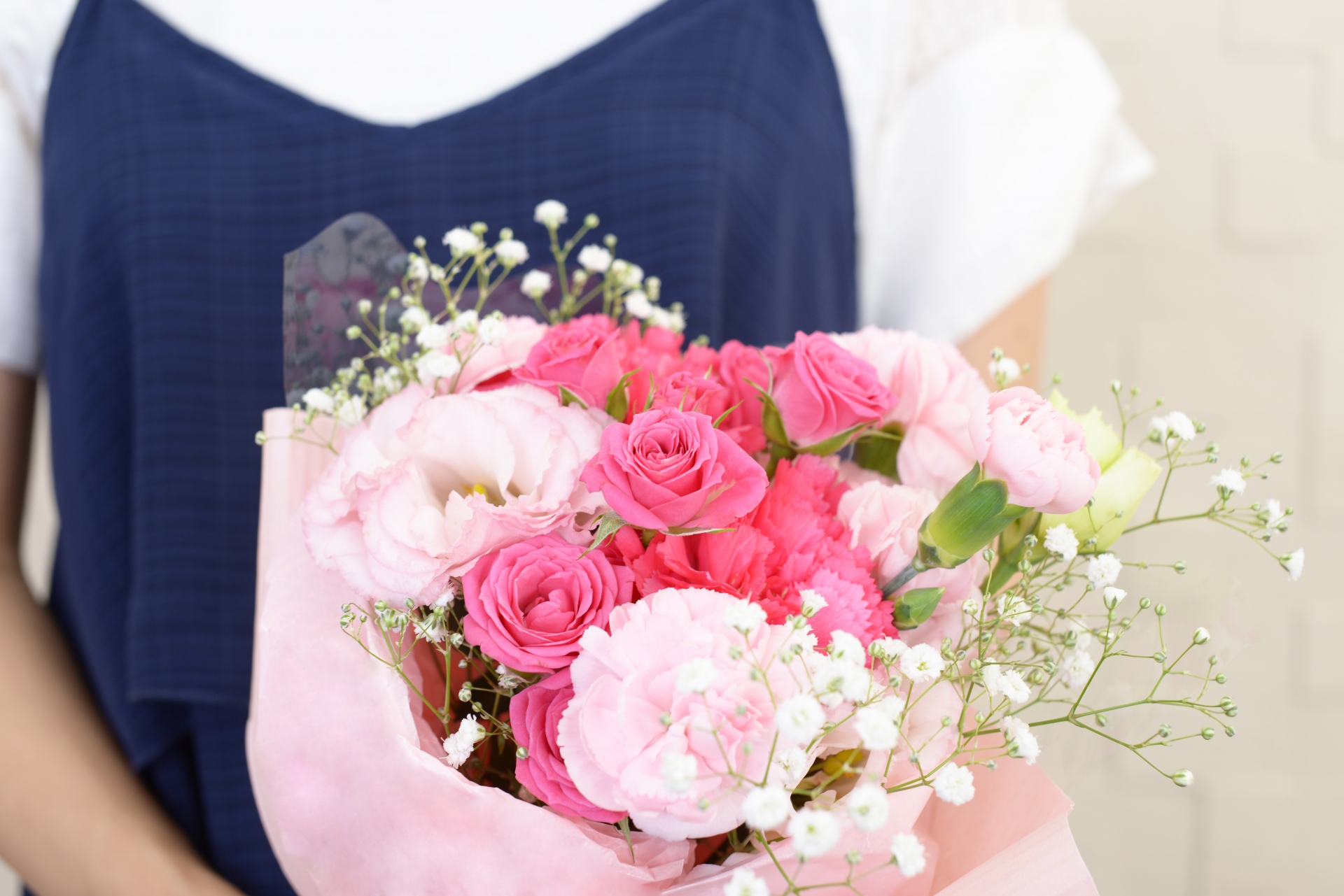 トルコキキョウとバラとカーネーション、かすみ草のピンク系の花束